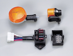 ターンシグナルランプ（上）／ヒューズボックス（下）